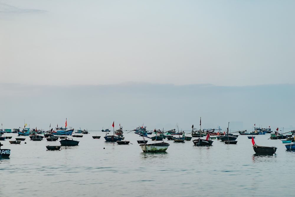 Bình minh trên bãi biển làng chài Mân Thái.
